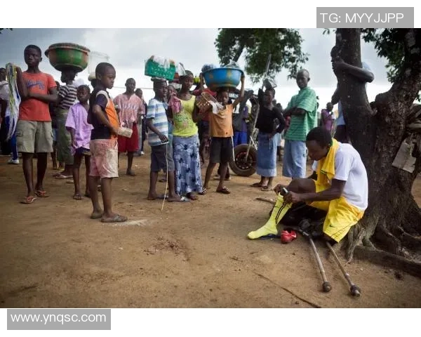 国外足球明星化身乞丐街头募捐引发热议背后故事令人感动